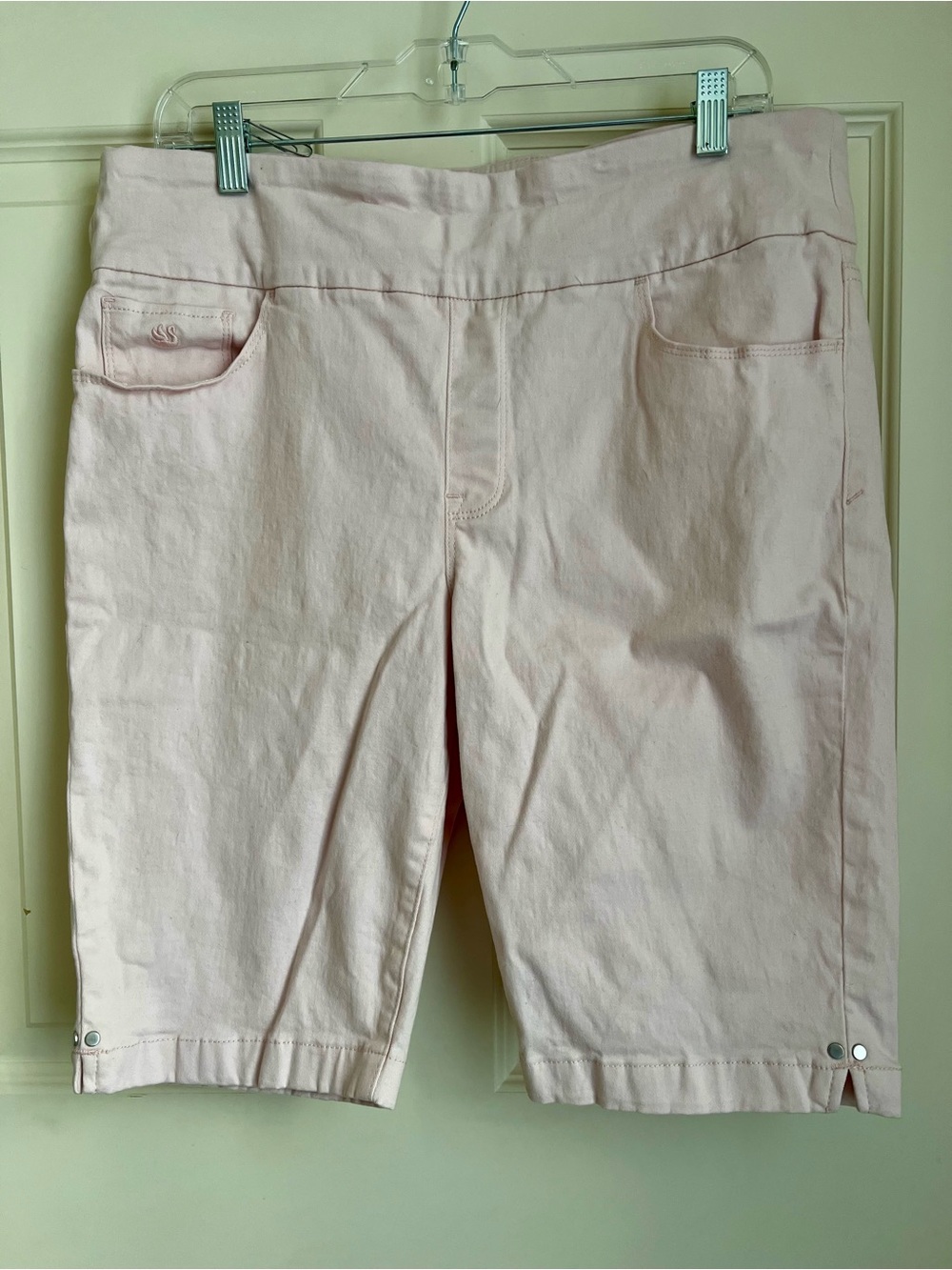 Gloria Vanderbilt Women’s Light Pink Stretch Bermuda Shorts